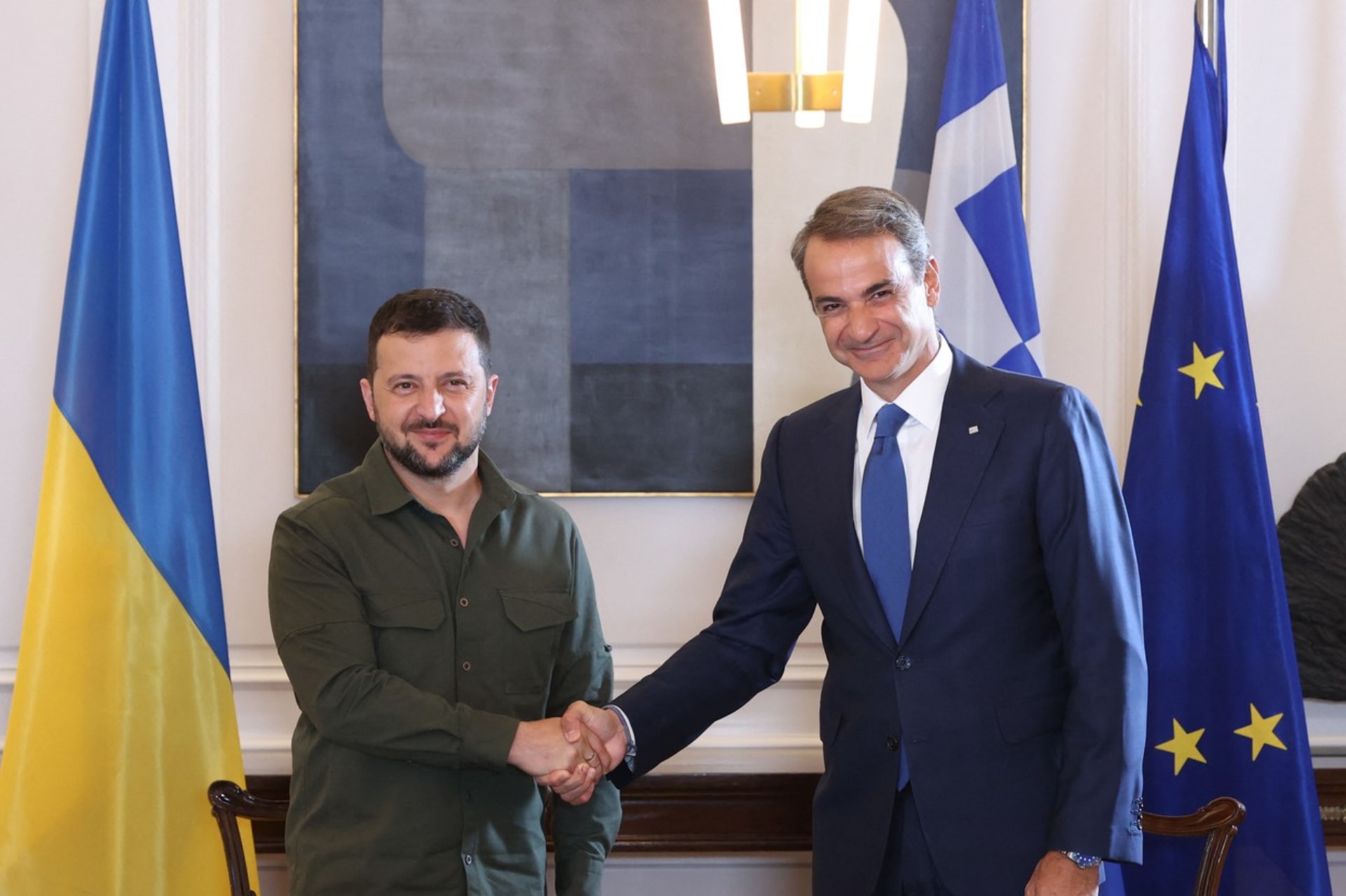 Ukrajinský prezident Volodymyr Zelenskyj v pondělí 21. srpna přiletěl do Atén, kde jednal s premiérem Kyriakosem Mitsotakisem.