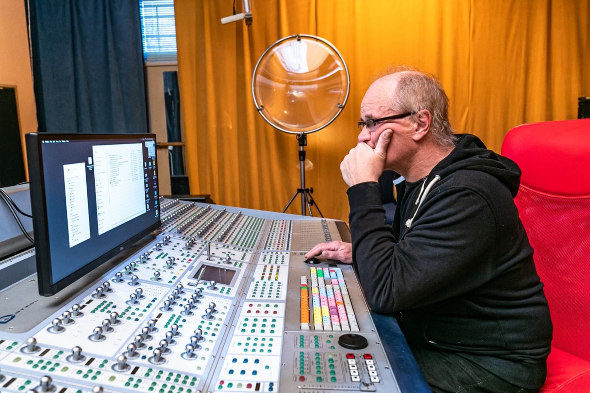 Michael Kocáb ve svém nahrávacím studiu.