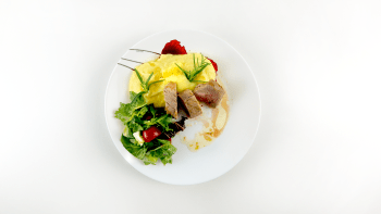 Prostřeno: Vepřová panenka na rozmarýnu s bramborovou kaší, salátem z rukoly a cherry rajčátky