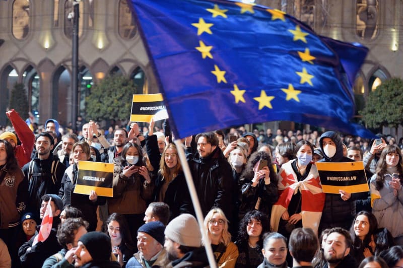 Protestující mávali vlajkami Gruzie i EU. Téměř 90 procent obyvatel Gruzie je pro vstup země do Unie