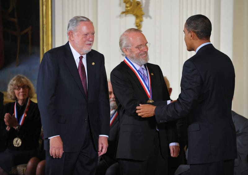 John Warnock přebral v roce 2008 v Bílém domě ocenění od tehdejšího prezidenta Baracka Obamy 