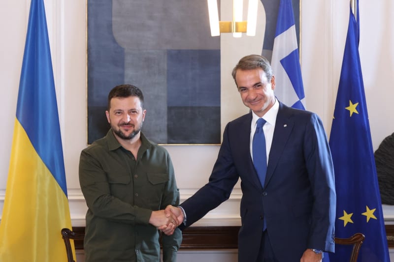 Ukrajinský prezident Volodymyr Zelenskyj v pondělí 21. srpna přiletěl do Atén, kde jednal s premiérem Kyriakosem Mitsotakisem.