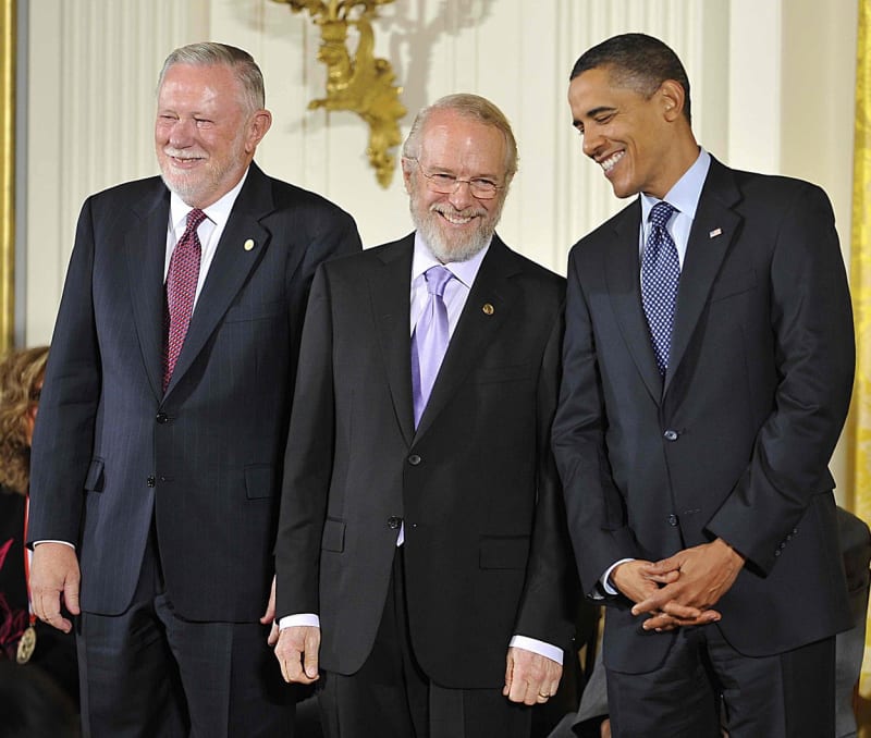 John Warnock (uprostřed) na setkání s tehdejším prezidentem USA Barackem Obamou