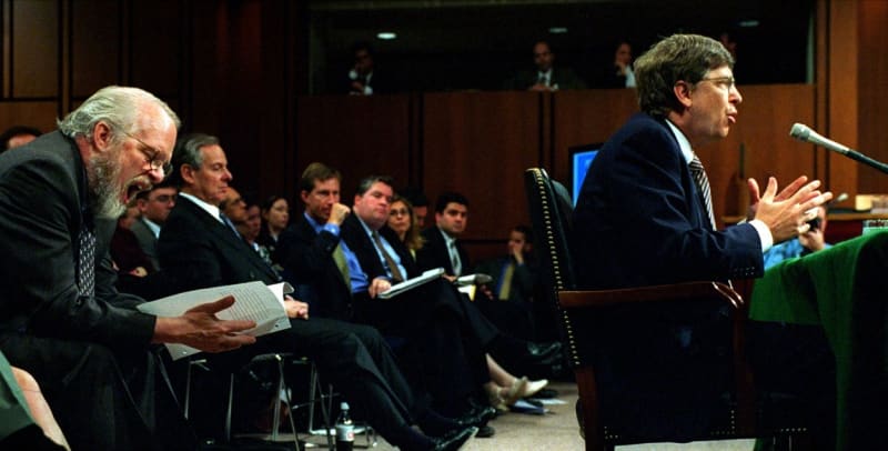 John Warnock (vlevo) a zakladatel firmy Microsoft Bill Gates (vpravo) v roce 2000 na ekonomickém summitu ve Washingtonu D.C.