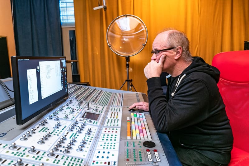 Michael Kocáb ve svém nahrávacím studiu.