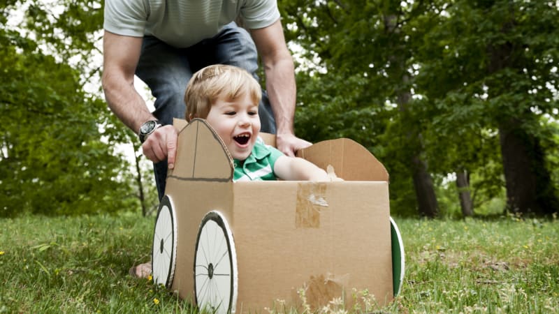 Auta, lodě i robot z kartonových krabic. Vyrábějte a recyklujte s dětmi