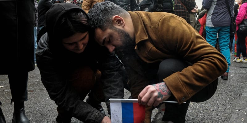 Protestující zapalují vlajku Ruska. Vzor zákona o „zahraničních agentech“ pochází odsud