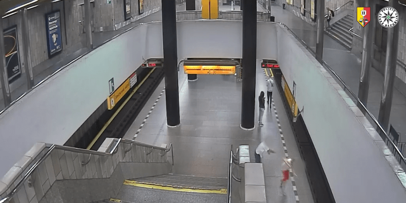 Polici vypátrala a obvinila muže, který shodil ženu do kolejiště metra