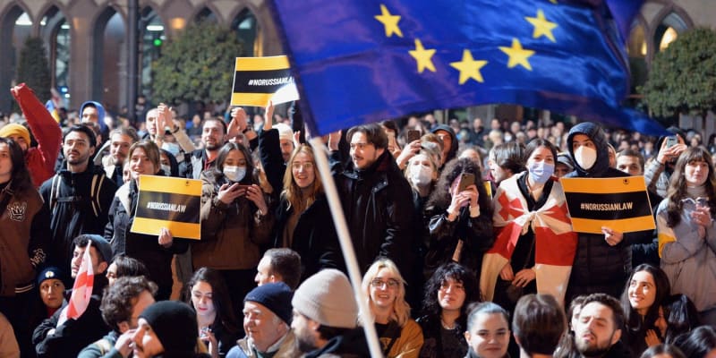 Protestující mávali vlajkami Gruzie i EU. Téměř 90 procent obyvatel Gruzie je pro vstup země do Unie