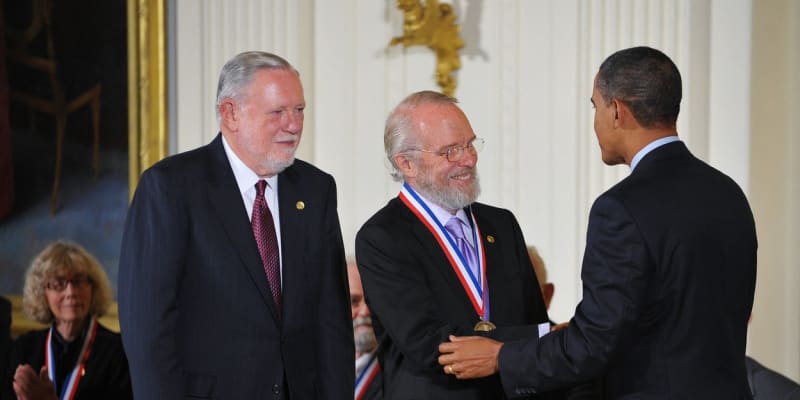 John Warnock přebral v roce 2008 v Bílém domě ocenění od tehdejšího prezidenta Baracka Obamy 