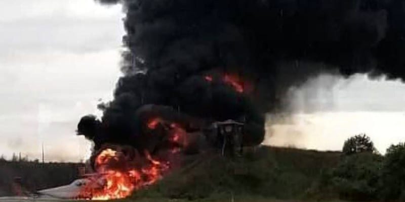 Ukrajinský dron v sobotu zapálil ruský strategický bombardér Tu-22M3 na letišti Solcy