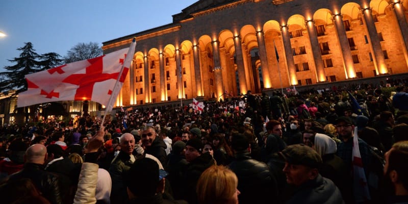 Gruzínci u budovy parlamentu protestují proti návrhu zákona o „zahraničních agentech“.