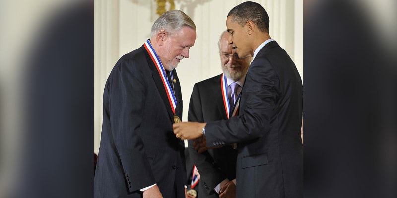 John Warnock přebral v roce 2008 v Bílém domě ocenění od tehdejšího prezidenta Baracka Obamy.