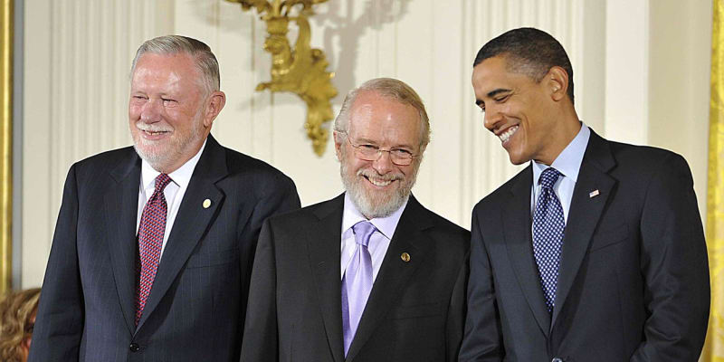 John Warnock (uprostřed) na setkání s tehdejším prezidentem USA Barackem Obamou