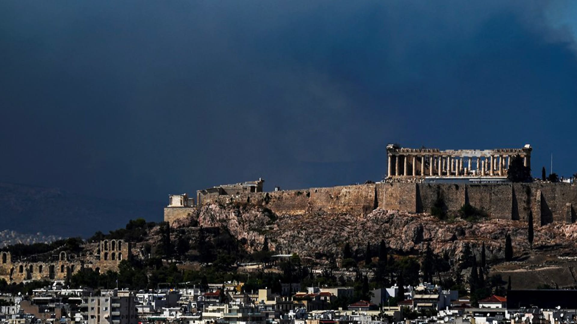 Nad Aténami je vidět hustý dým