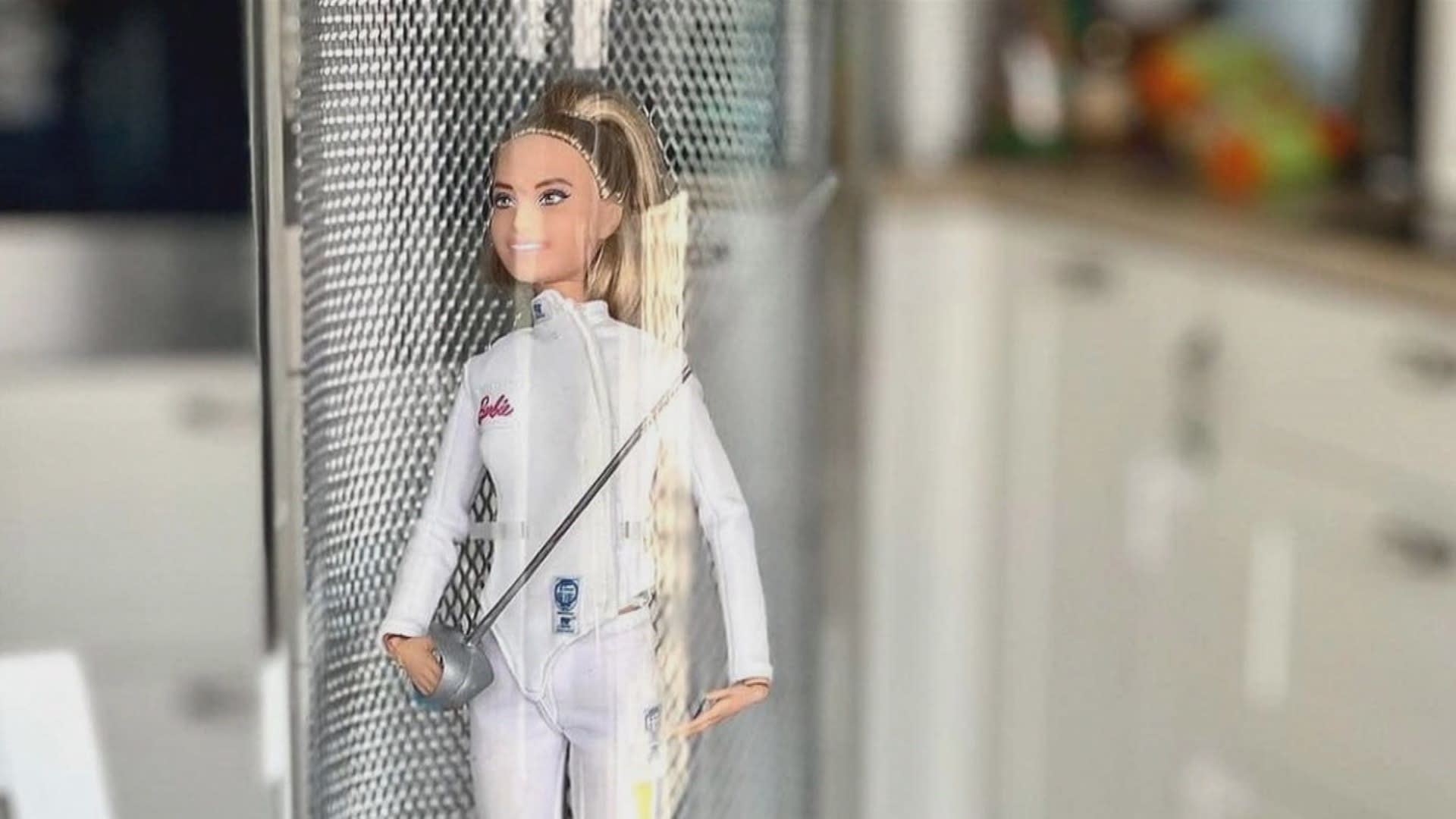 Ukrajinská šermířka Olha Charlanová bojuje s ruskou agresí prostřednictví panenky Barbie.