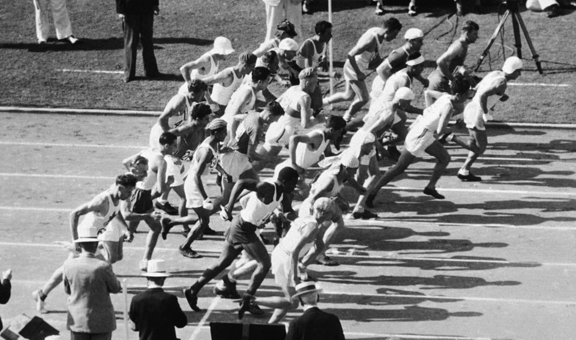 Start olympijského maratonu v Los Angeles. Oskar Hekš třetí zleva v zadní řadě