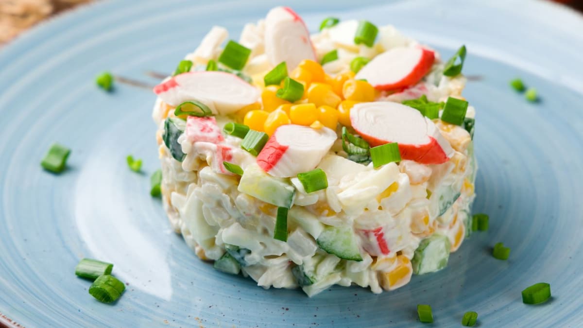 Ruský salát z krabích tyčinek s okurkou, kukuřicí a rýží