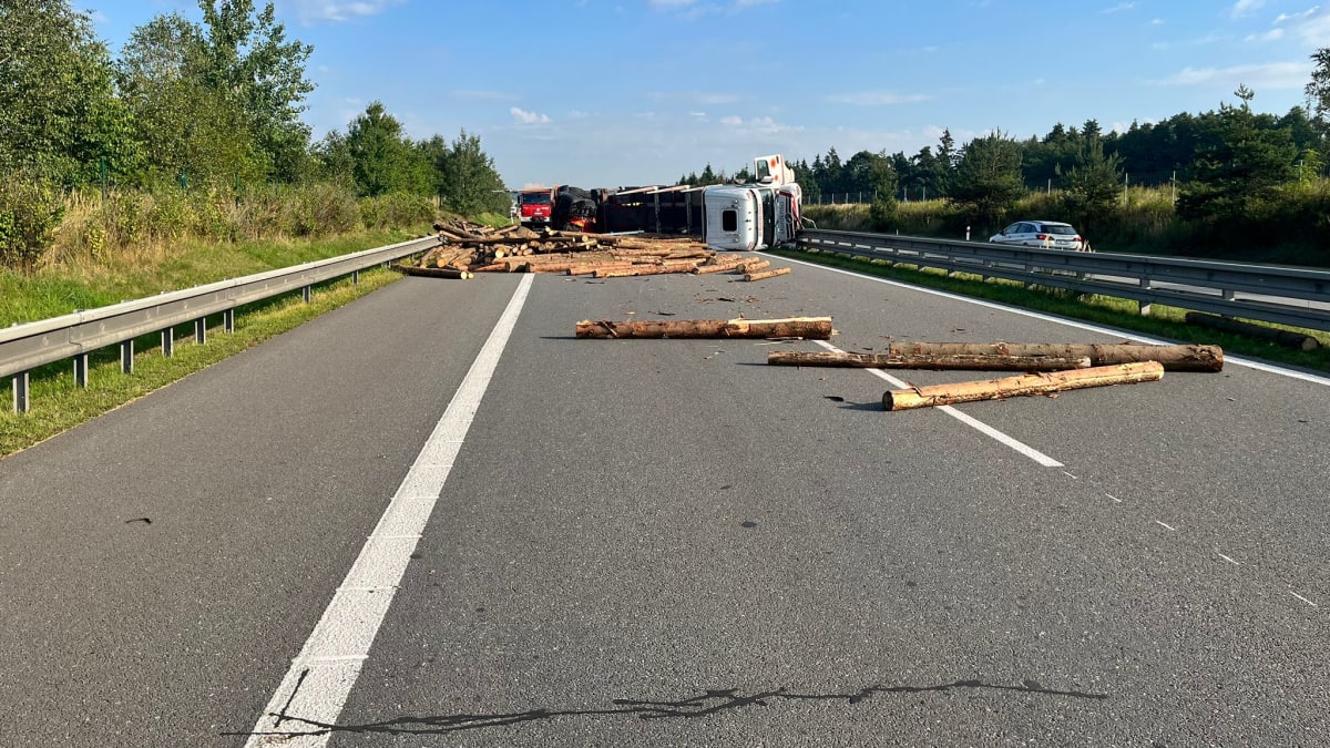 Nehoda kamionu na dálnici D3, kvůli které je na Táborsku dálnice uzavřena 