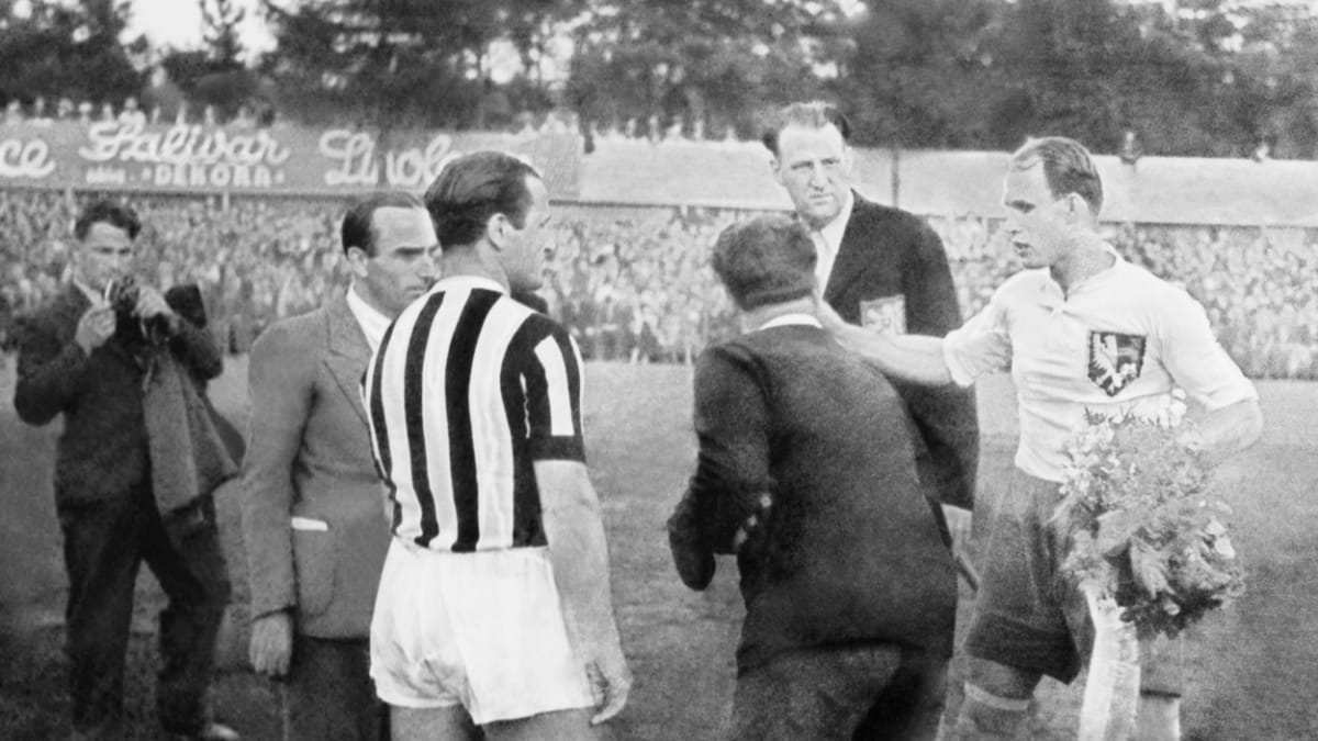 Fotbalista František Kloz (vpravo) před zápasem Kladna s Juventusem Turín v roce 1938