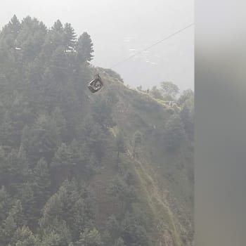 Několik osob uvízlo v lanovce několik stovek metrů nad zemí.