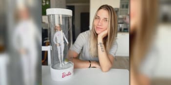 Ukrajinská šermířka prodává vlastní Barbie, jedinou na světě. Výtěžek daruje vojákům