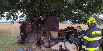 Tragická nehoda na Svitavsku: Řidič vletěl do stromu a zemřel. Z auta zbyl šrot