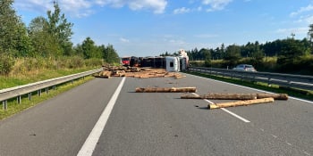 Na Táborsku se převrátil kamion s dřívím, dálnice D3 pět hodin stála. Zasahovali i hasiči