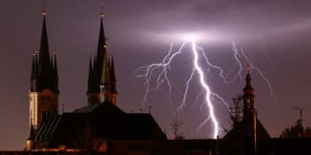 Na Česko se ženou silné bouřky. Meteorologové vydali výstrahu, na východě hrozí i kroupy