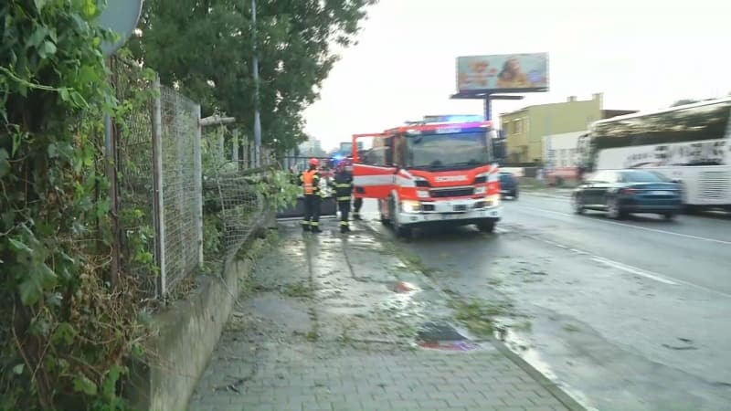 Bouřka lámala v Brně stromy a ničila střechy budov.