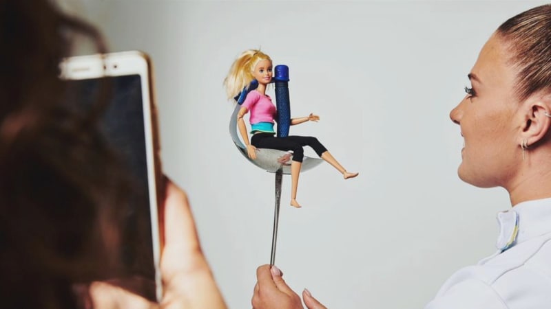 Ukrajinská šermířka Olha Charlanová bojuje s ruskou agresí prostřednictví panenky Barbie.