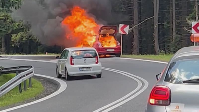 Z auta se během chvíle stala hořící koule. Experti varují před necháváním hořlavin ve vozidlech.