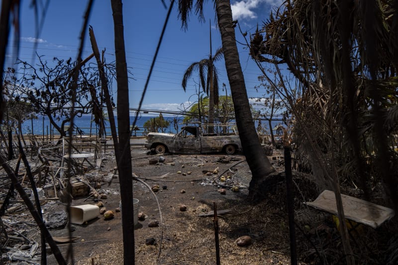 Trosky ohořelých domů ve městě Lahaina na ostrově Maui, jenž je součástí Havajských ostrovů.