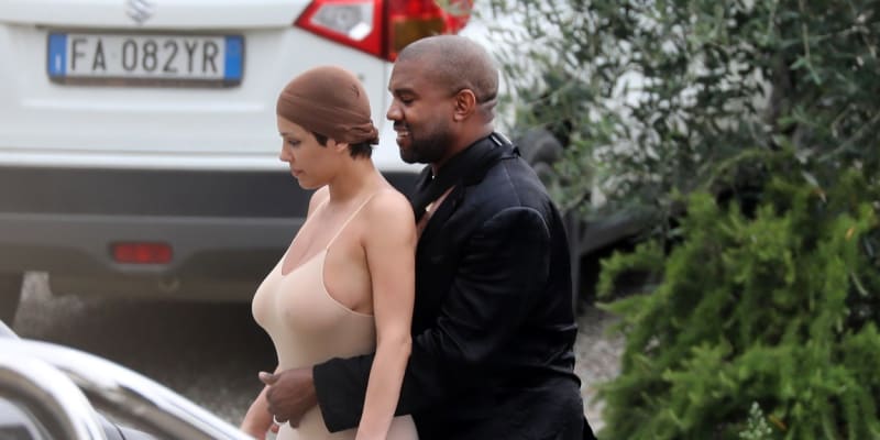 Kanye West s druhou manželkou tráví v Itálii již několikatýdenní dovolenou.