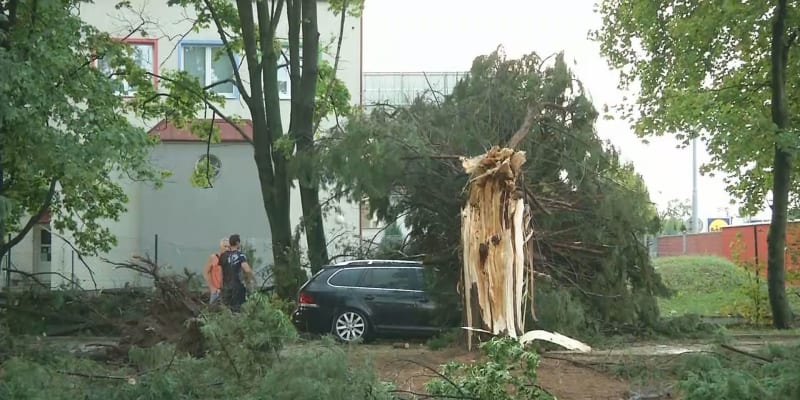 Bouřka lámala v Brně stromy a ničila střechy budov.