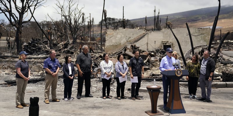Lidé na ostrově Maui téměř dva týdny po lesních požárech kritizují prezidenta Bidena za pozdní příjezd.