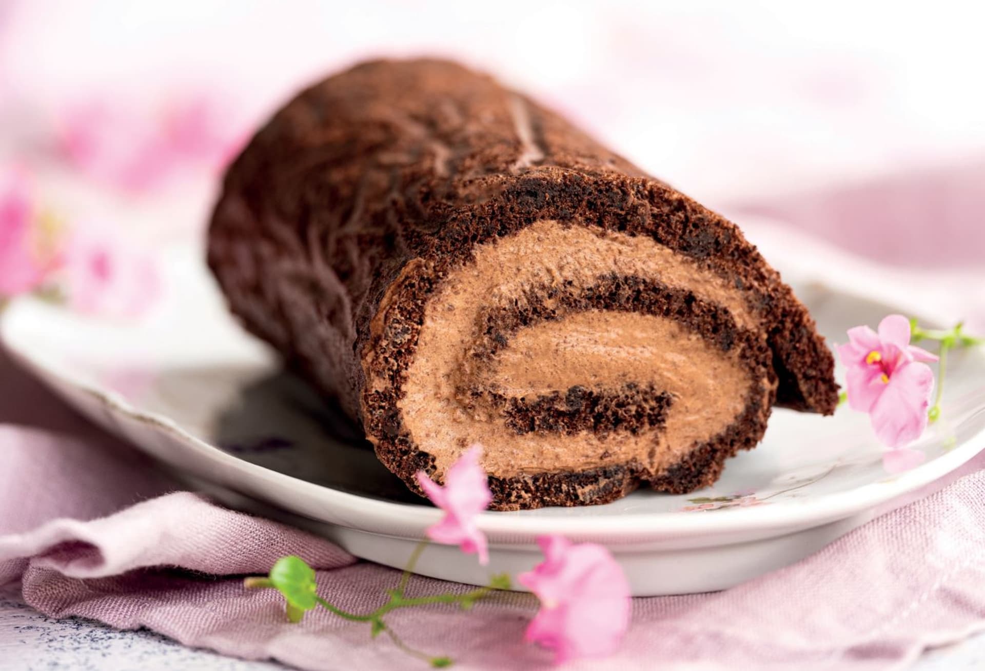 Černá roláda s kakaem a čokoládou podle Cukrařinky
