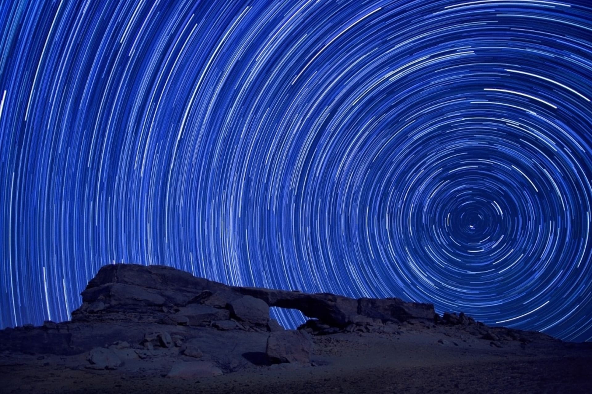 Hvězdná obloha pohledem ze saúdské samoty
