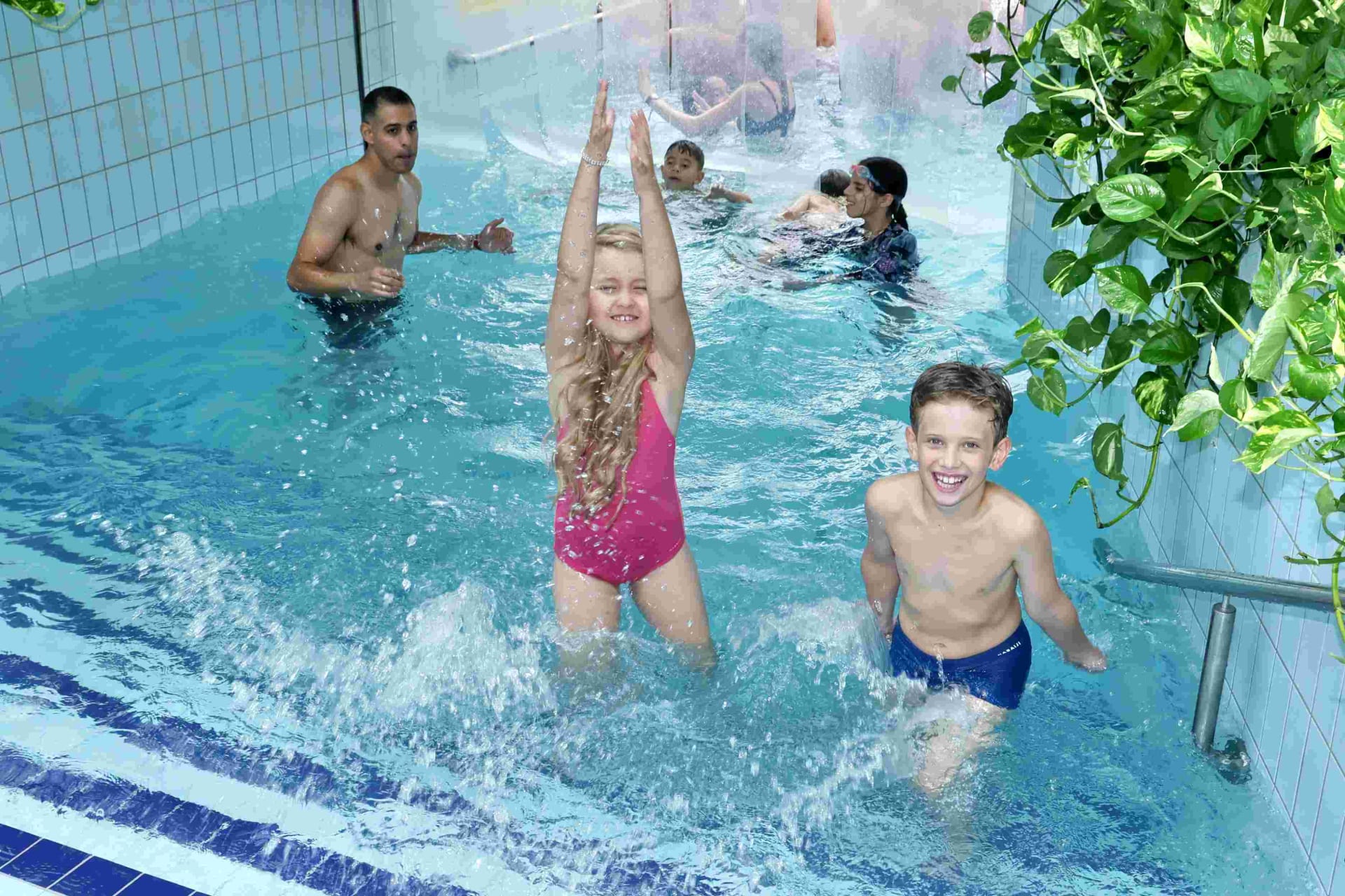 Než se rozběhlo natáčení po prázdninové pauze oblíbeného seriálu ZOO, užili si herci sfanoušky letní chvilky v Aquapalace Praha vČestlicích.