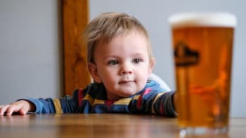 Nedávejte dětem nealko pivo, varují lékaři. Má vliv na organismus i budoucí návyky