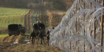 Agresivní migranti útočí na polské pohraničníky. Stříleli z praku a vytáhli i zbraň, popisují
