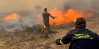 OBRAZEM: Boj s požáry očima hasičů. Podívejte se, jak zápasí s plameny v Řecku 