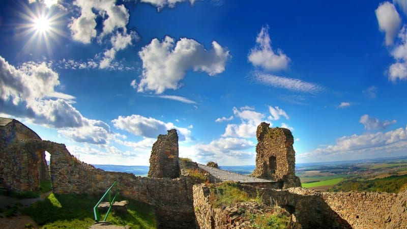  Na ostrohu nad městem Třemošnice se tyčí zřícenina strážního hradu Lichnice, která je jedním z nejnavštěvovanějších turistických cílů