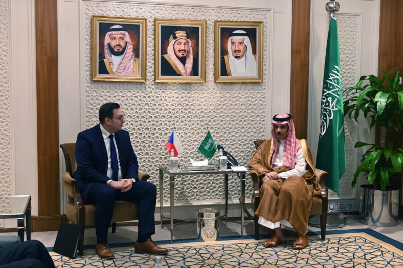 Český ministr zahraničí Jan Lipavský (vlevo) a jeho saúdskoarabský protějšek princ Fajsal bin Farhán Saúd jednali 24. května 2023 v Rijádu.