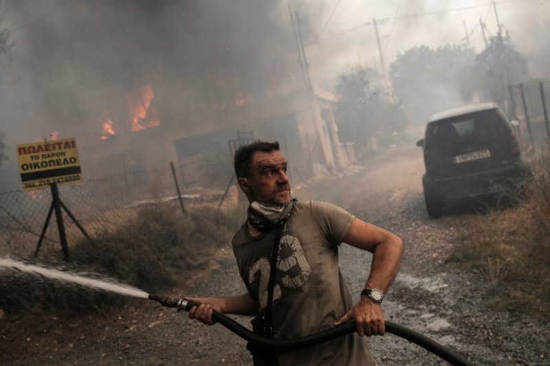 Řekové bojují s lesními požáry. V ohrožení je především okolí Atén.