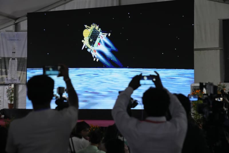 Přistávací modul indické sondy Čandrájan-3 úspěšně dosedl na povrch Měsíce.
