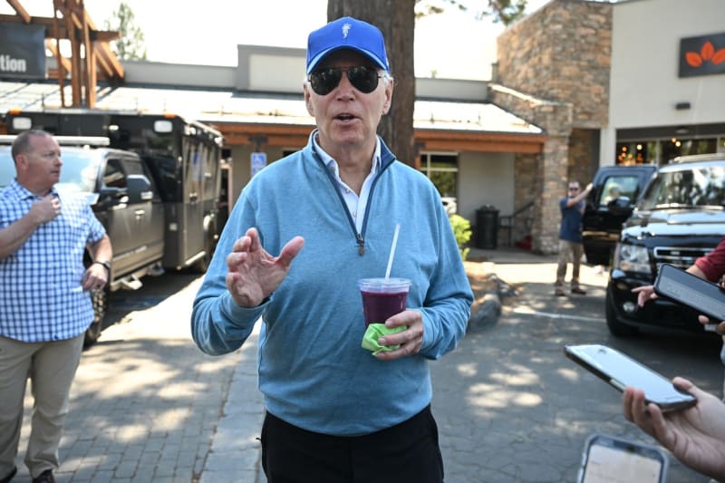 Joe Biden řed fitness centrem v Lake Tahoe