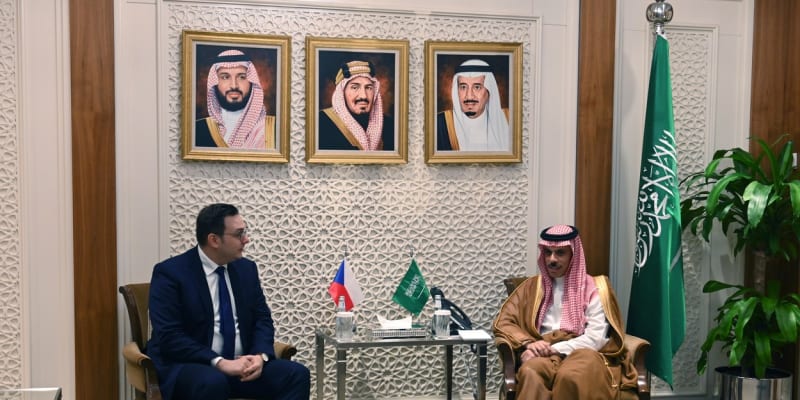 Český ministr zahraničí Jan Lipavský (vlevo) a jeho saúdskoarabský protějšek princ Fajsal bin Farhán Saúd jednali 24. května 2023 v Rijádu.