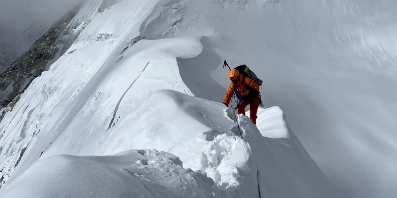 Marek Holeček patří mezi naše nejzkušenější horolezce, jako první Čech v historii získal hlavní cenu nejprestižnějšího horolezeckého ocenění Piolet d'Or (Zlatý cepín).