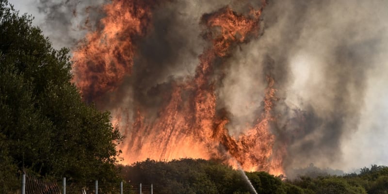 Řekové bojují s lesními požáry. V ohrožení je především okolí Atén